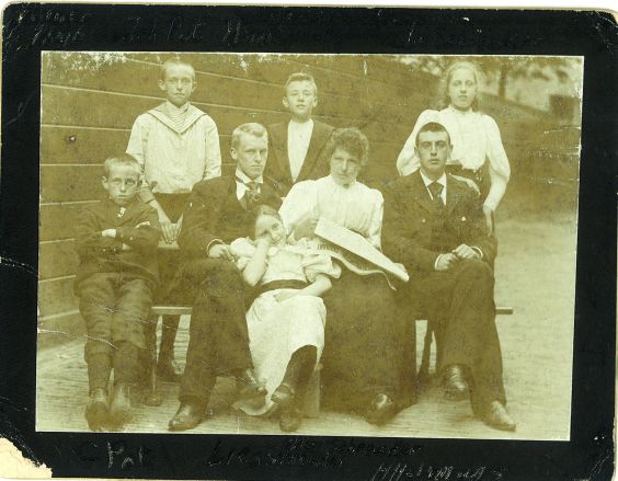 Familie foto met daarop o.a. Cor Pot (1896) de latere directeur van Smit Slikkerveer en J.J. Smit (directeur Klinknagelfabriek).