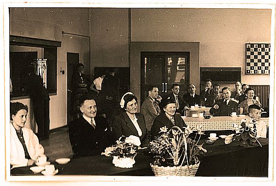 25 jarig jubileum van Jo Eigenhuijsen bij de Smit Elektrodenfabriek (1955)