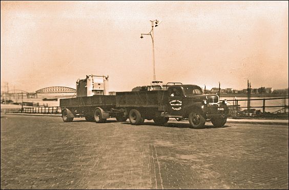 Waalkade 1947, een Dodge met een trafo van Smit