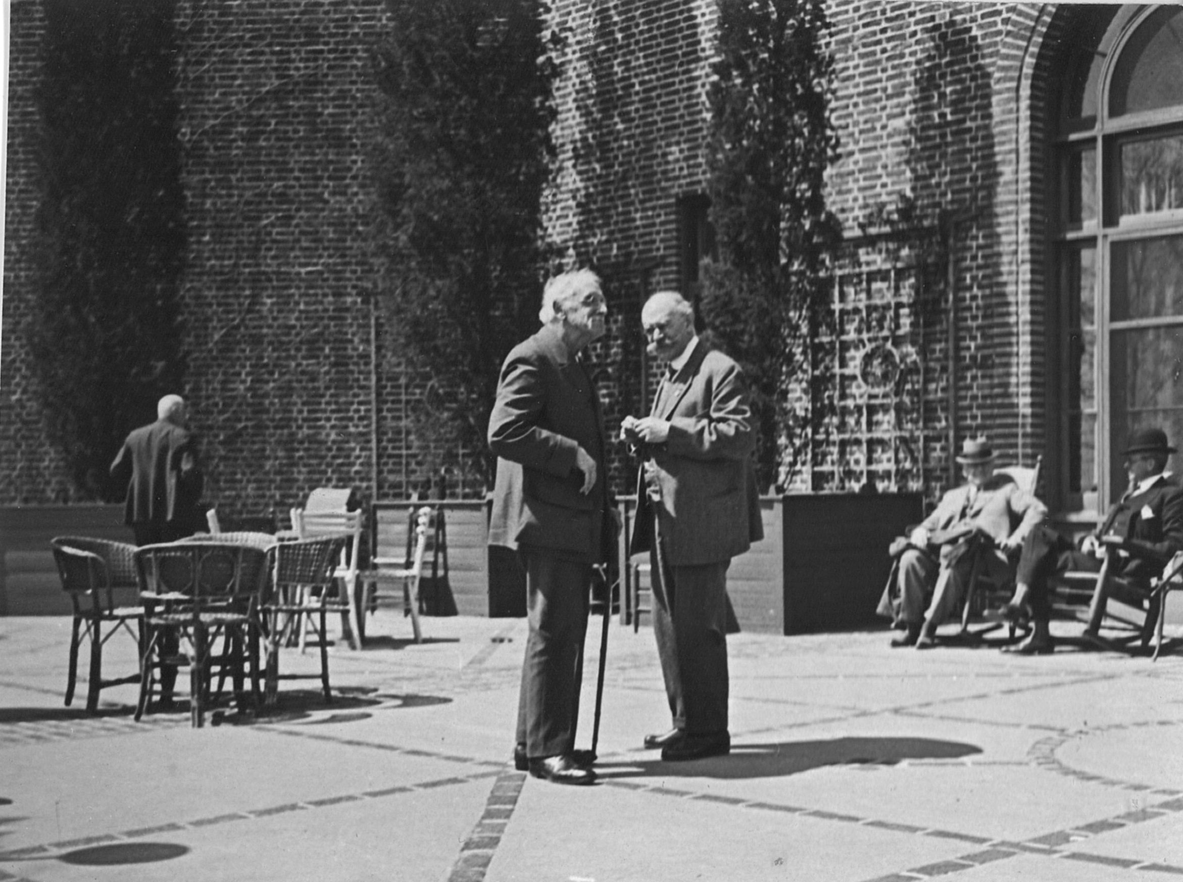 R.E.B. Crompton in gesprek met Prof. Clarence Feldmann voor het gebouw van de IEC in New York (1926)