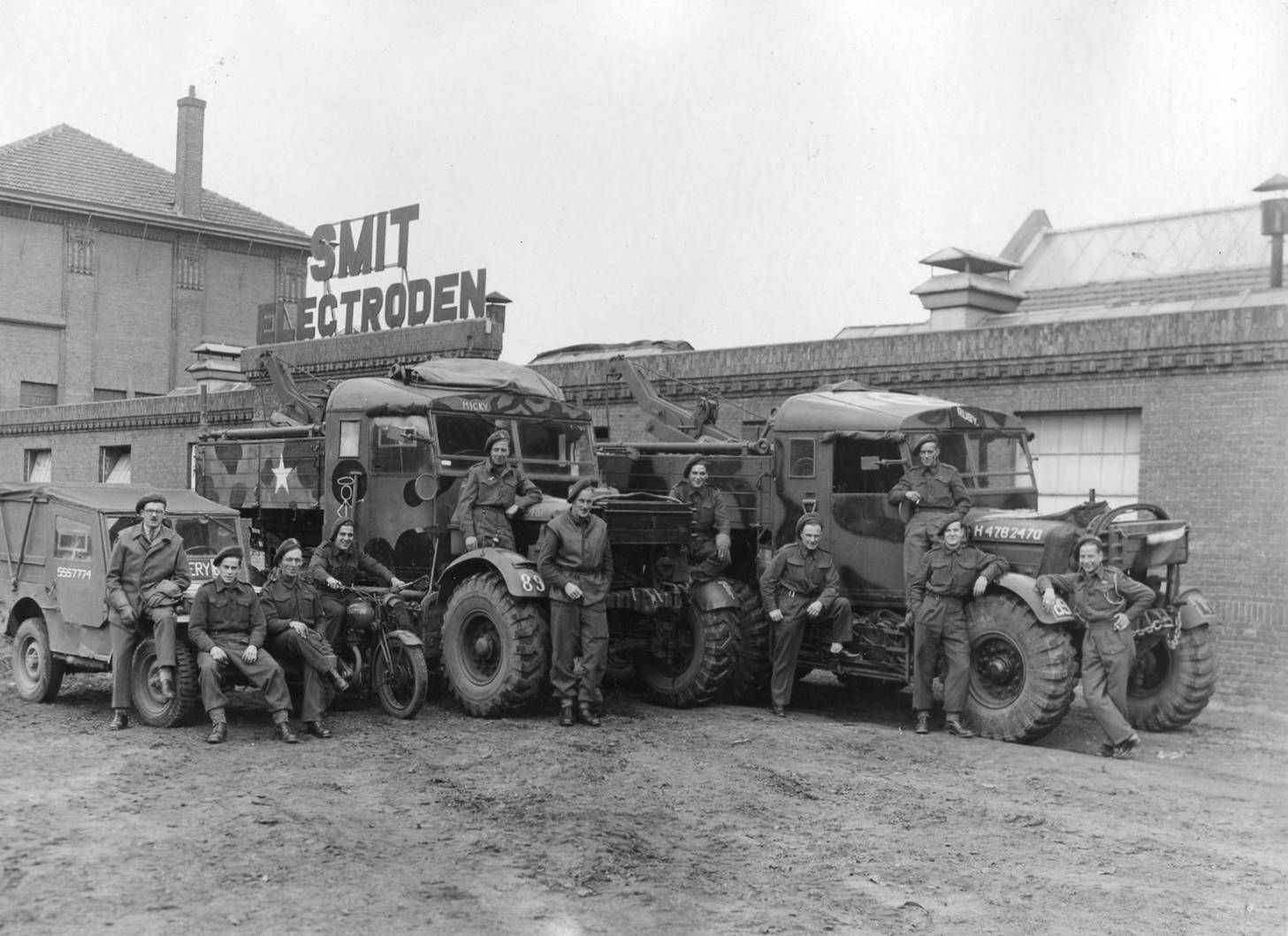 Een bataljon Amerikaanse soldaten bij de Smit Electrodenfabriek rond 1944/1945)
