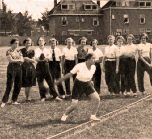 Actiefoto van de gymnastiekvereniging van Willem Smit (1938)