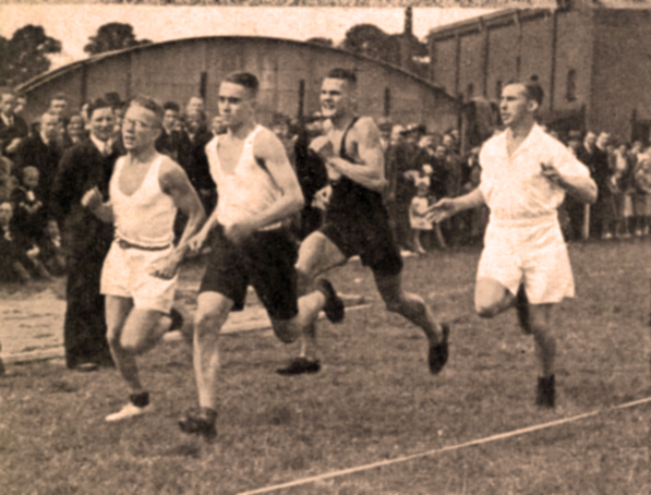 Hardloopwedstrijd mannen) tijdens de sportdag m.b.t. het jubileum van  Willem Smit (1938)