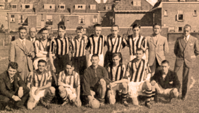 Voetbalclub Willem Smit & Co's Transformatorenfabriek in 1938 ( 12-08-1938)