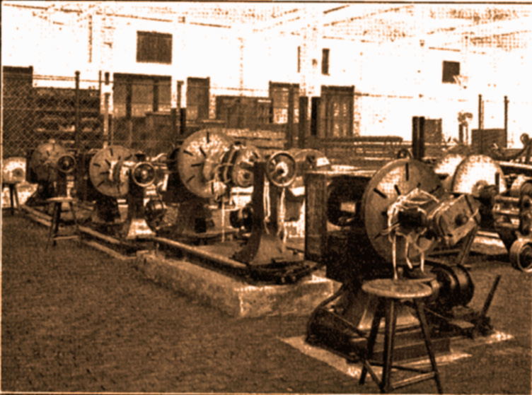 Gezicht op de laagspanningswikkelarij van Willem Smit & Co's Transformatorenfabriek in 1915