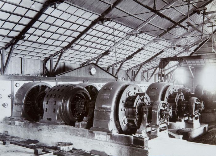 COLLECTIE TROPENMUSEUM Motorgeneratoren voor de boogzenders van Radiostation Malabar TMnr 60019339