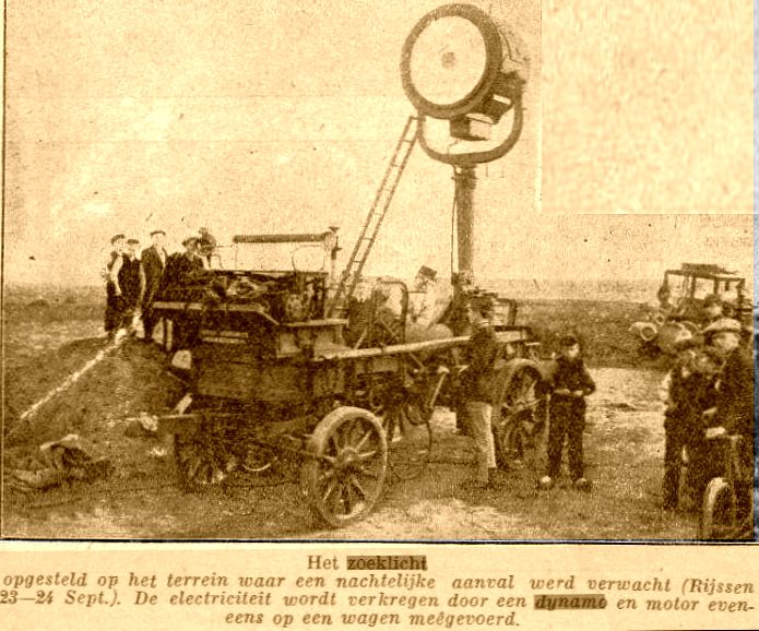 Oefening Nederlandse leger met een zoeklicht gevoed door een dynamo  (1913)