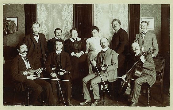 Delfts kamerorkest met Thomas Rosskopf (staande met snor, tweede van links).