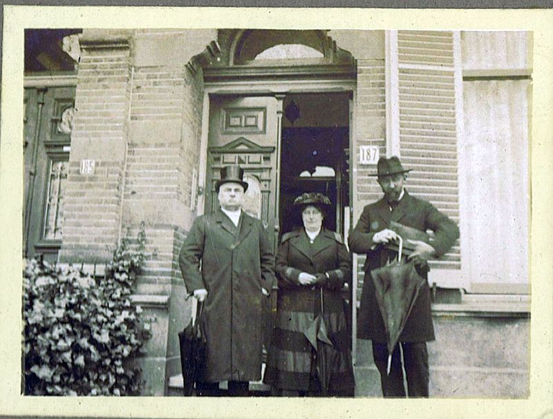 Ouders Rosskopf op bezoek St. Annastraat 187