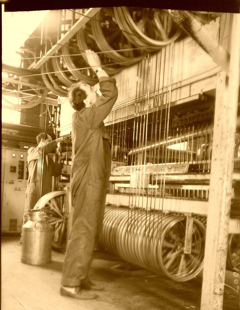 Onderhoud aan de lakmachine van Smit Draad (technische dienst) 1961