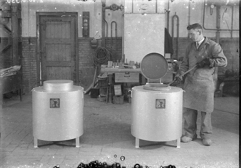 Medewerker van Smit Ovens met 2 Smit Junker ovens (1935)