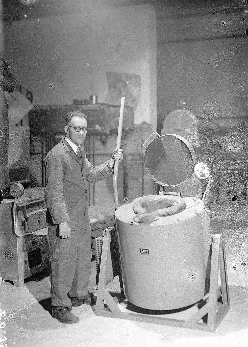 Medewerker van Smit Ovens met Smit Junker ovens (1938/1940)