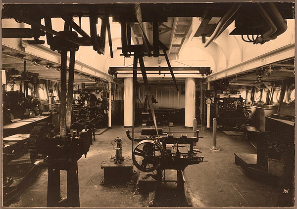 Werkplaats machinekamer hr. ms. Pelikaan 1922