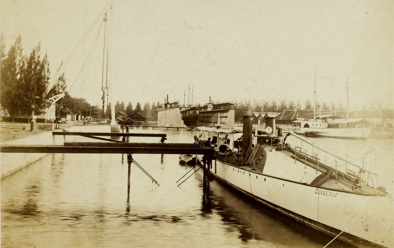 Marine Etablissement te Soerabaja met rechts op de voorgrond de torpedobootCerberus1890 verlicht door Willem Smit