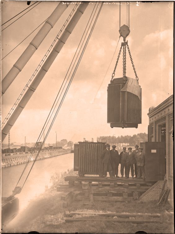 Aanvoer transformator van Willem Smit & Co's Transformatorenfabriek aan de achterzijde van centrale Noordendijk (GEB Dordrecht) 1920