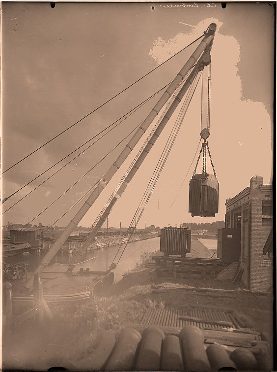 Aanvoer transformator van Willem Smit &  Co's Transformatorenfabriek aan de achterzijde van centrale Noordendijk  (GEB Dordrecht) 1920 - 1925